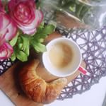 Good Morning! Todays breakfast: Coffee and a delicious croissant. Have a great morning. 😍😊