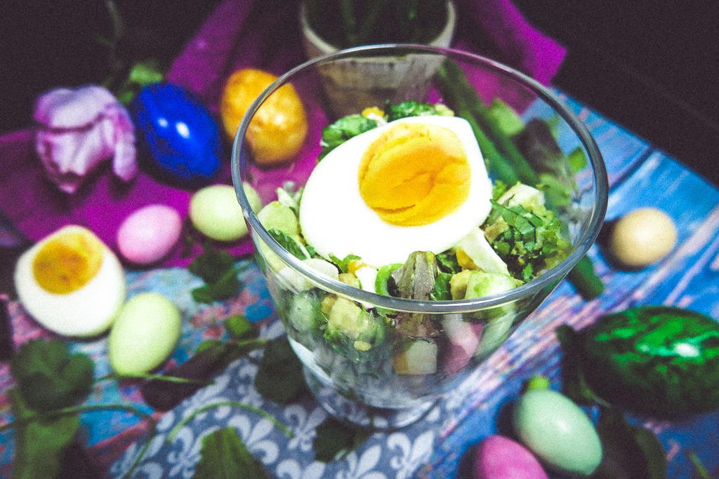 Leckerer Eiersalat mit Avocado und Koriander zum Osterbrunch