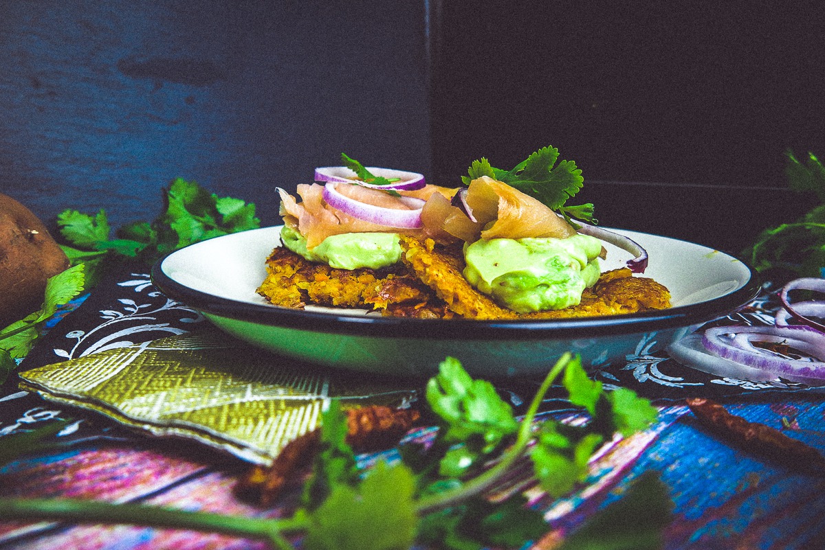 Süßkartoffel-Möhren Rösti Rezept mit Räucherlachs und Avocado