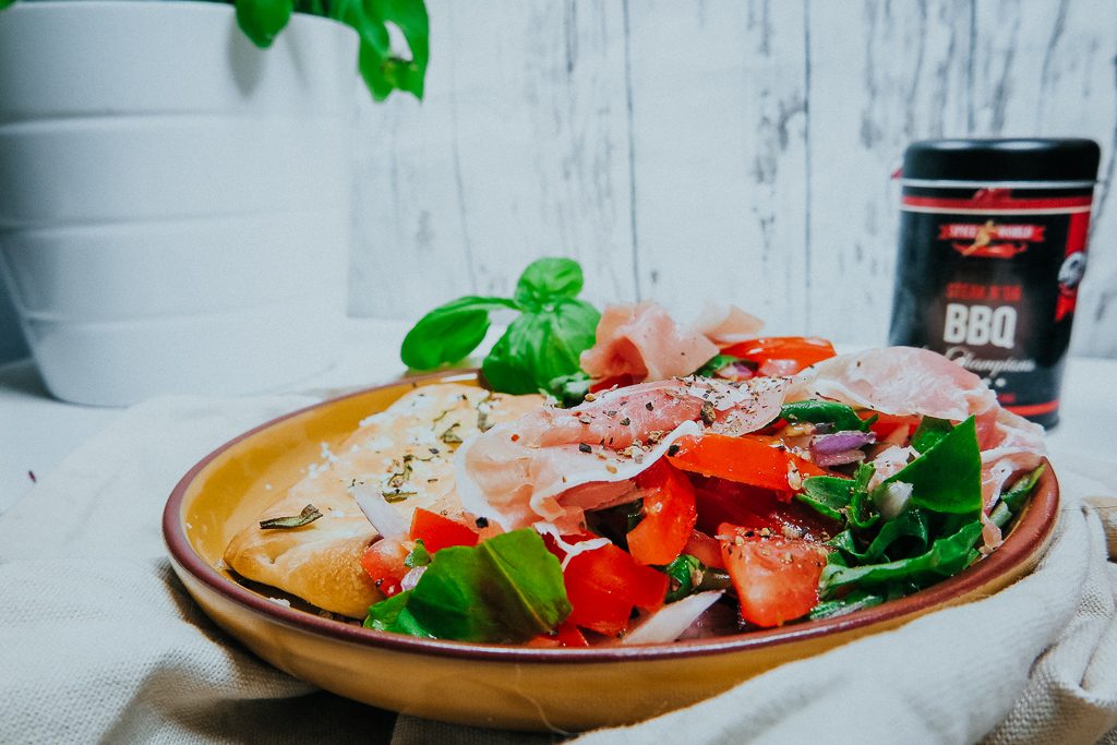 pizzabrote-rezept-tomatensalat